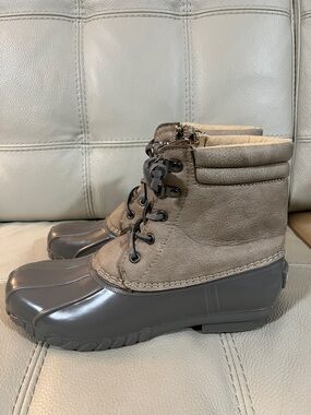 Waterproof Sea Ripple Boots in Gray Size 9